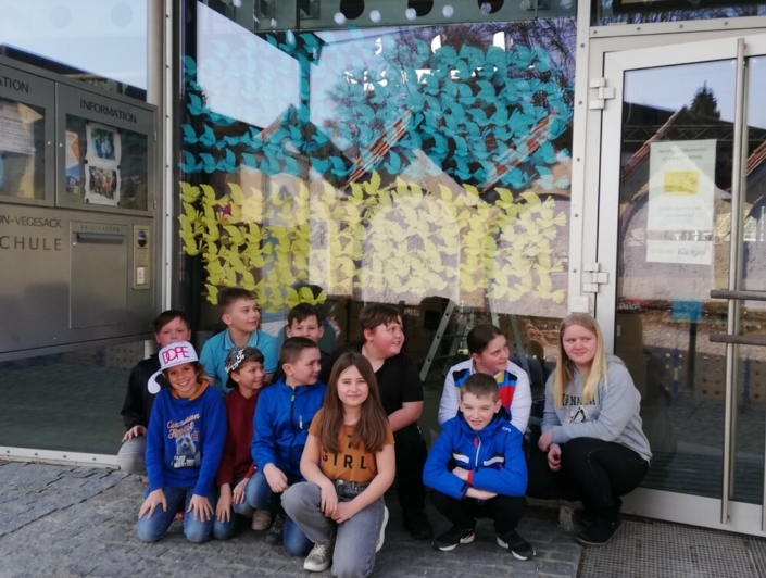 Schüler vor Ukraine- Friedenstauben